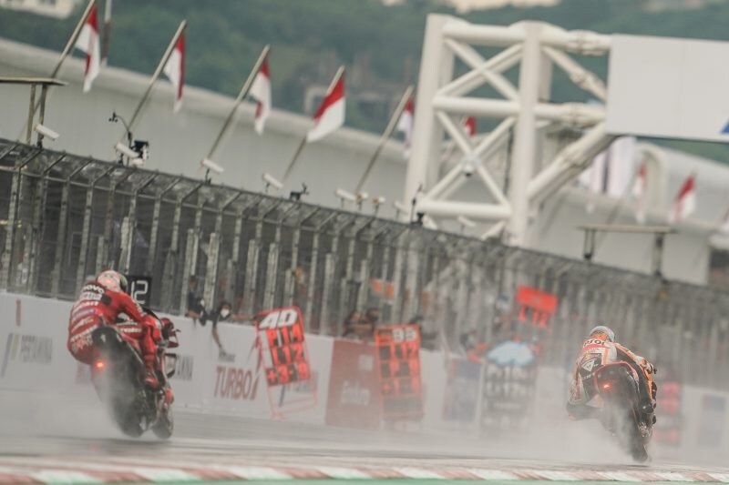 MotoGP Indonesia: vince Oliveira. Paura per Marquez: grave incidente nel warm up 